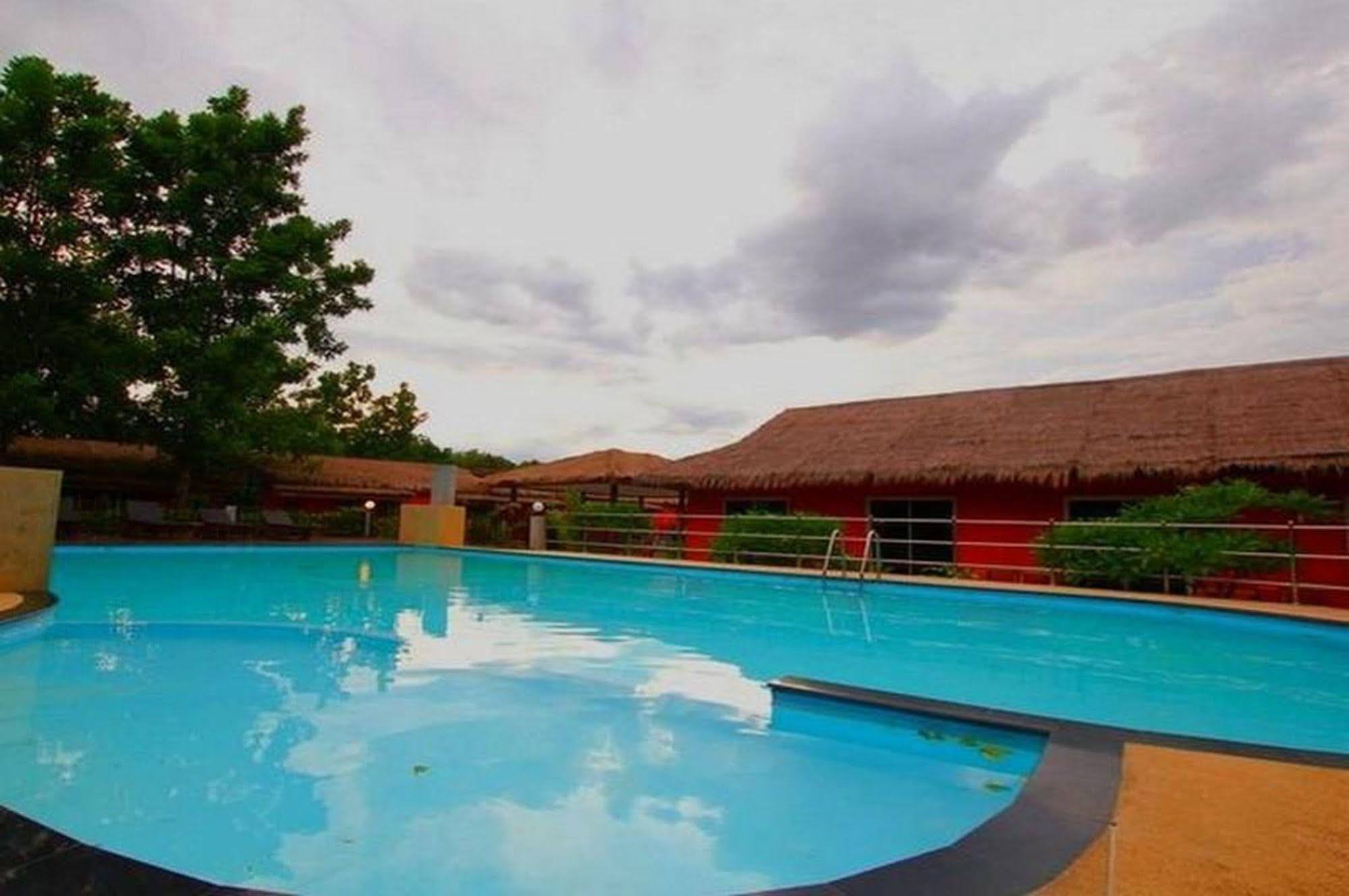 Aurora Resort Kanchanaburi Esterno foto