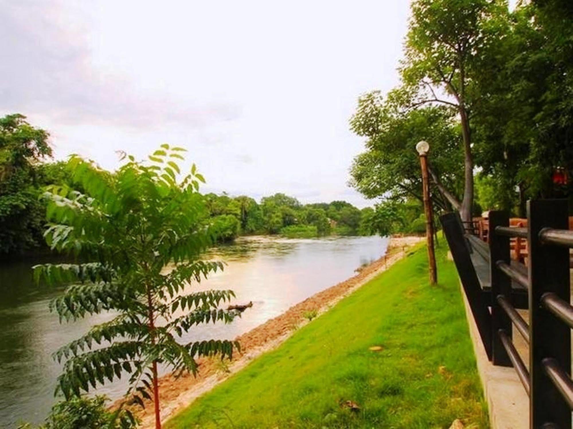 Aurora Resort Kanchanaburi Esterno foto